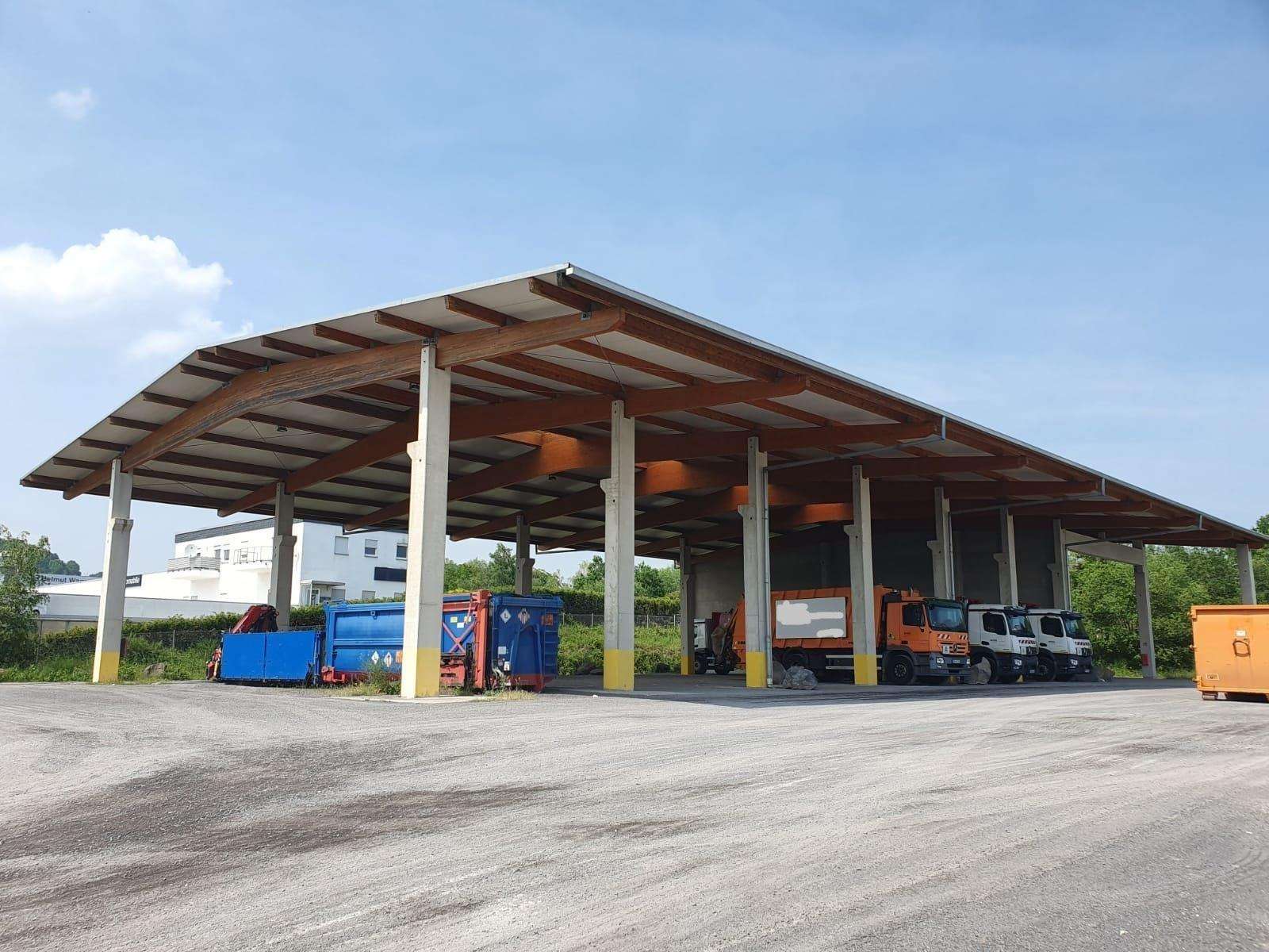 OFFENE HALLE (51 m x 28 m) mit gro&szlig;em Freigel&auml;nde